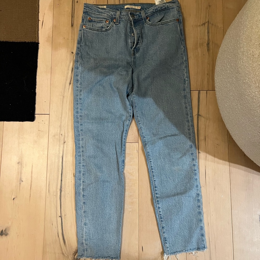 *Summer Vibes Sale* Levi's Wedgie Medium Wash High Waisted Jeans Size 28